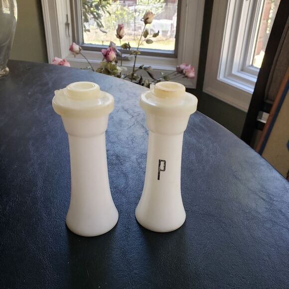 Tupperware Salt and Pepper Shakers - Picture 2 of 6